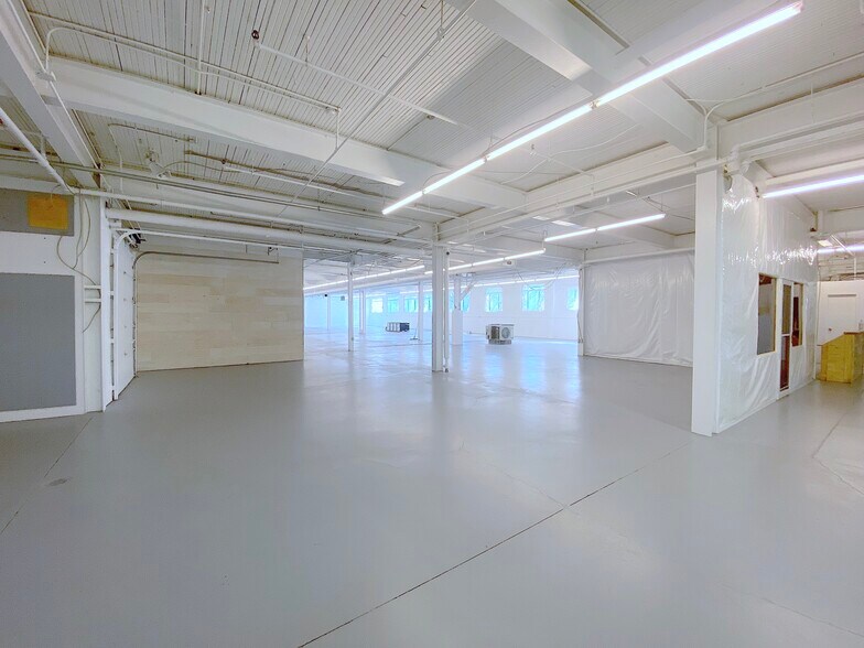More Photos Of 2424 Rue Des Carrières, Montréal Light Manufacturing For Lease