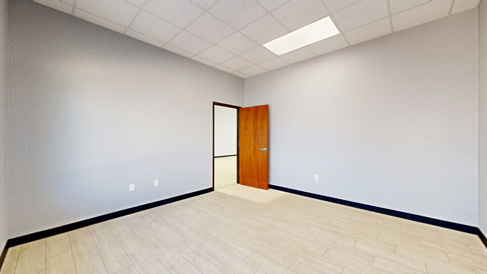 More Photos Of 10927 Fredericksburg Rd, San Antonio Unknown For Lease