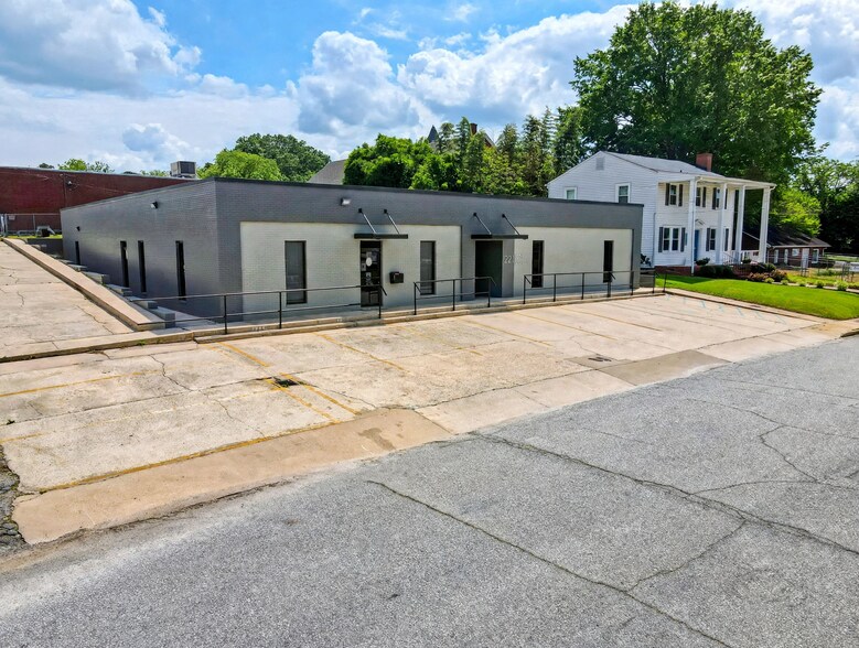 More Photos Of 221 W Laurens St, Laurens Medical For Lease