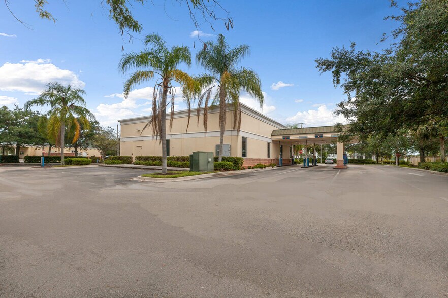 More Photos Of 4931 S Military Trl, Green Acres Bank For Lease