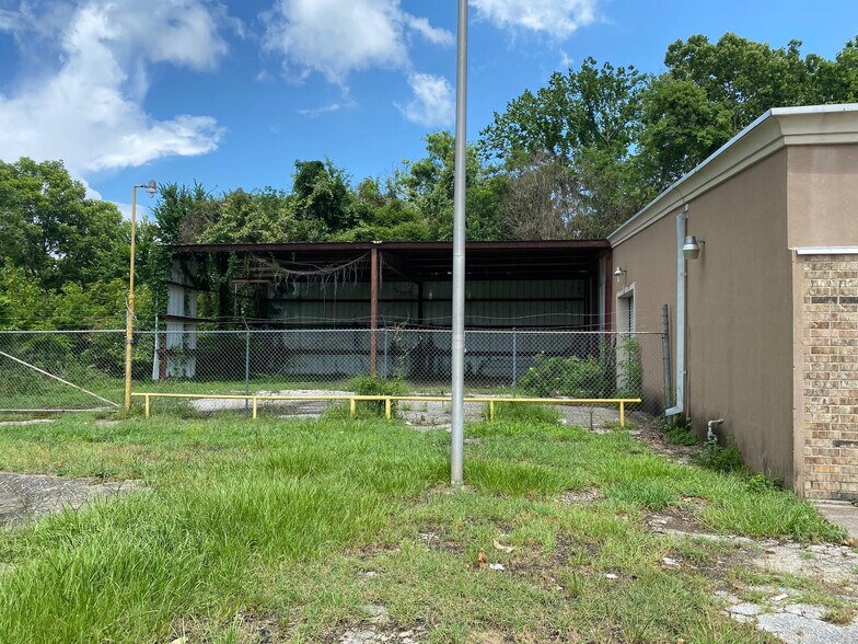 More Photos Of 1310 N ML King Jr Pky, Beaumont Light Manufacturing For Sale