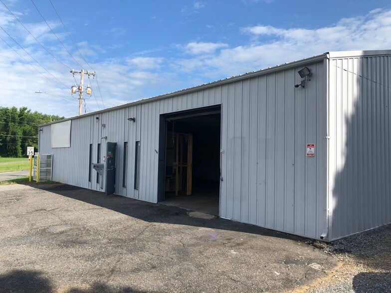 More Photos Of 108 Osceola St, Gastonia Warehouse For Lease