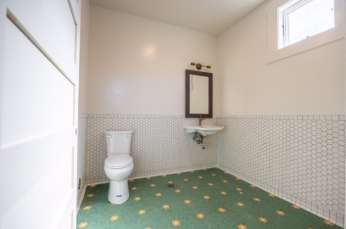 More Photos Of 540 Clinton St, Ridgway Restaurant For Lease