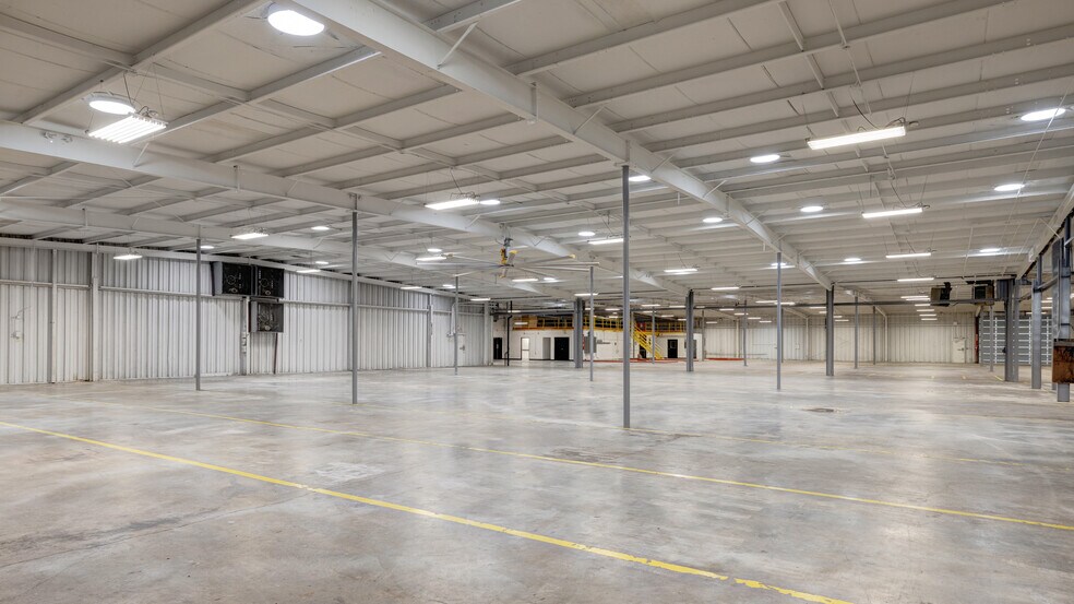 More Photos Of 403 W Admiral Doyle Dr, New Iberia Distribution For Lease