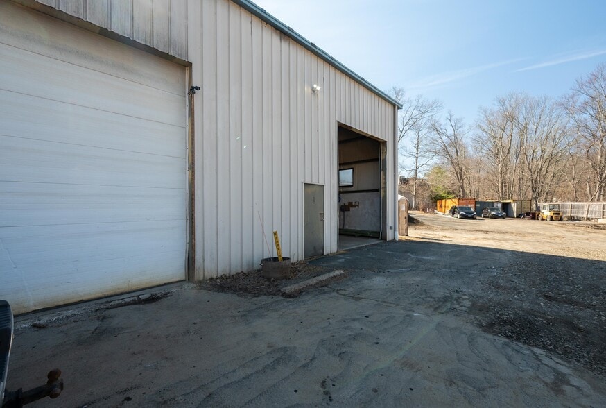 More Photos Of 8 Dunham Dr, New Fairfield Warehouse For Lease