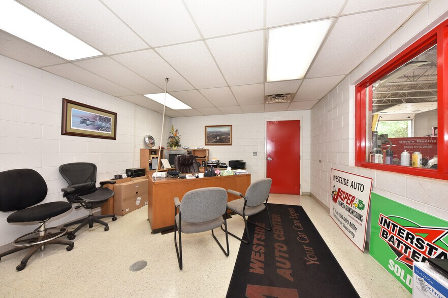 More Photos Of 820 W Sumner St, Hartford Auto Repair For Sale