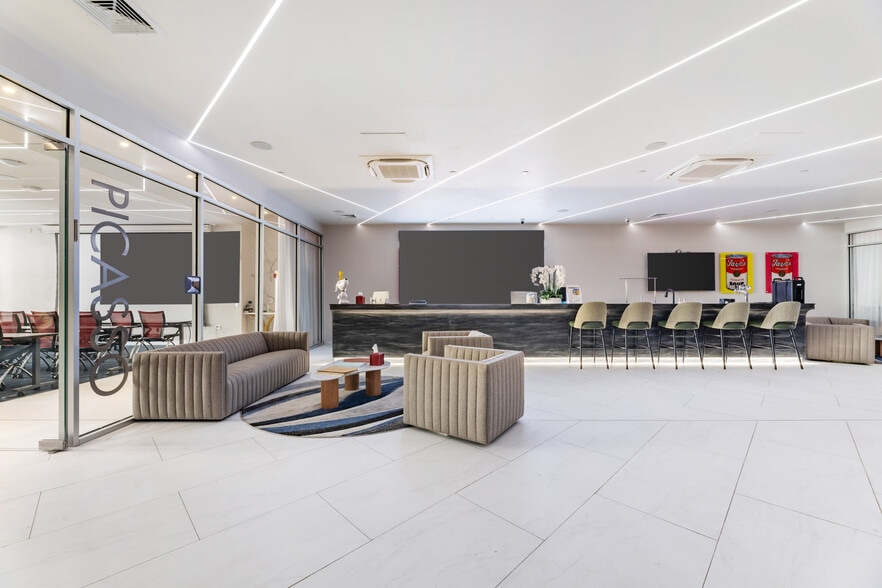 More Photos Of 8 W 38th St, New York Office For Lease