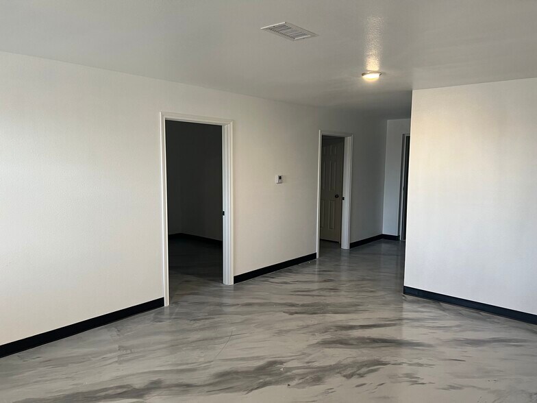 More Photos Of 852 W 31st St, Monahans Warehouse For Lease