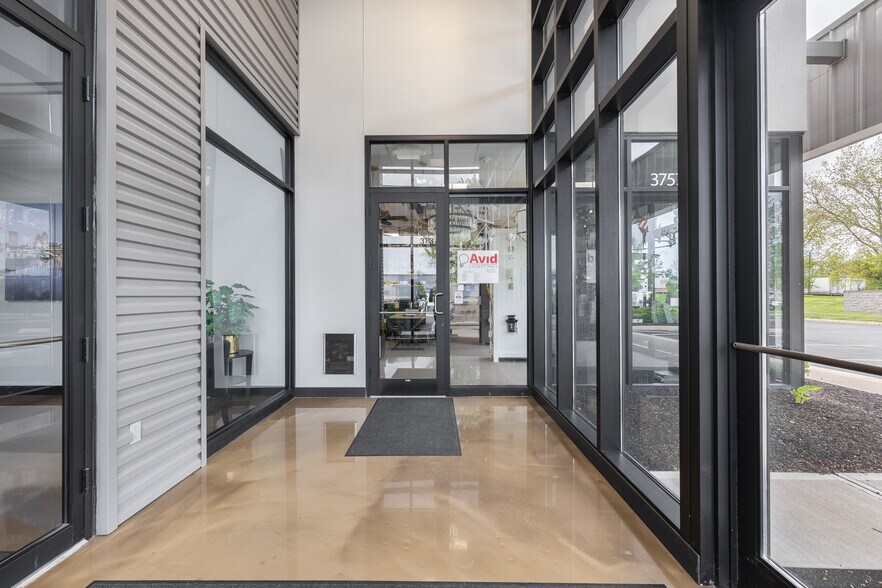 More Photos Of 3737-3757 Parkway Ln, Hilliard Showroom For Lease