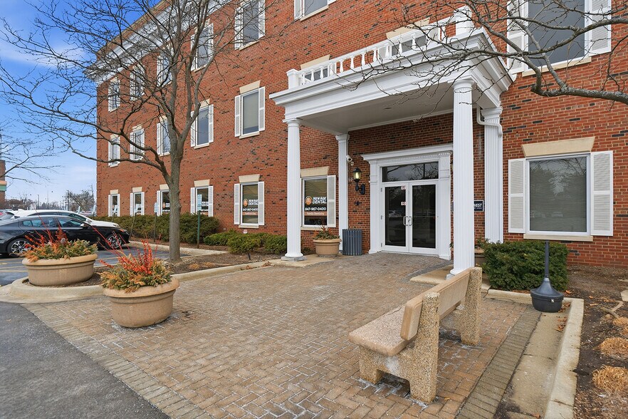 More Photos Of 8930 Waukegan Rd, Morton Grove Office For Lease