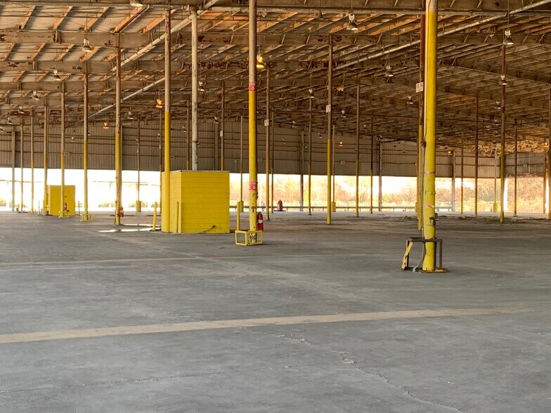 More Photos Of 1523 Midfield Industrial Blvd, Birmingham Distribution For Lease