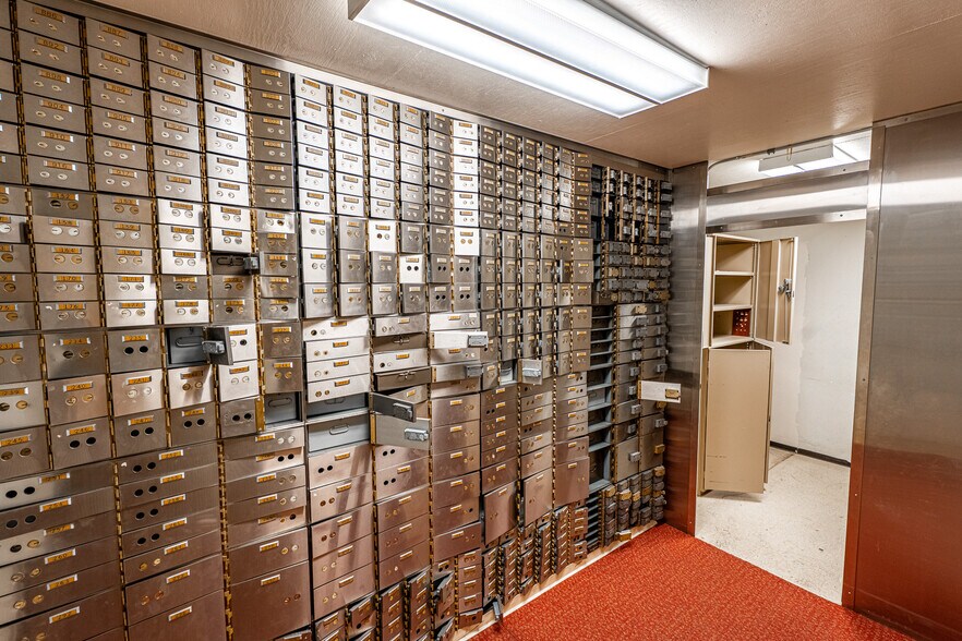 More Photos Of 2495 Lakeshore Dr, Lake Elsinore Bank For Sale