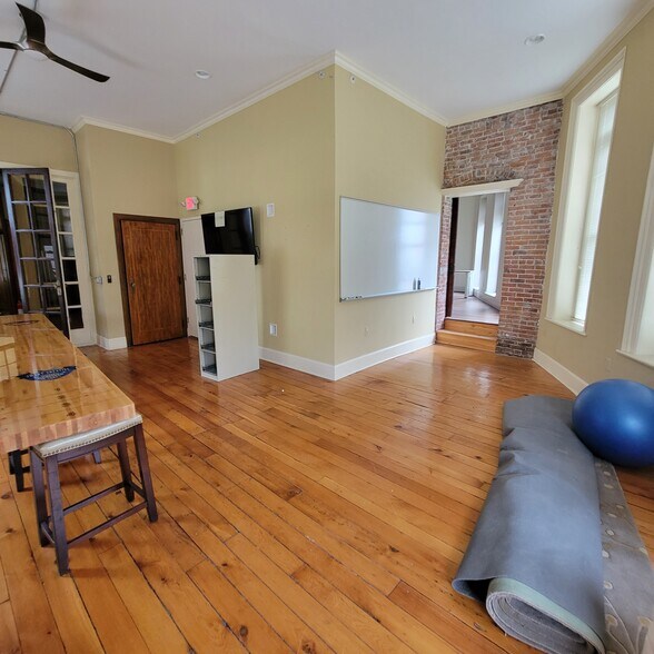 More Photos Of 285 Ellicott St, Buffalo Storefront Retail Office For Lease