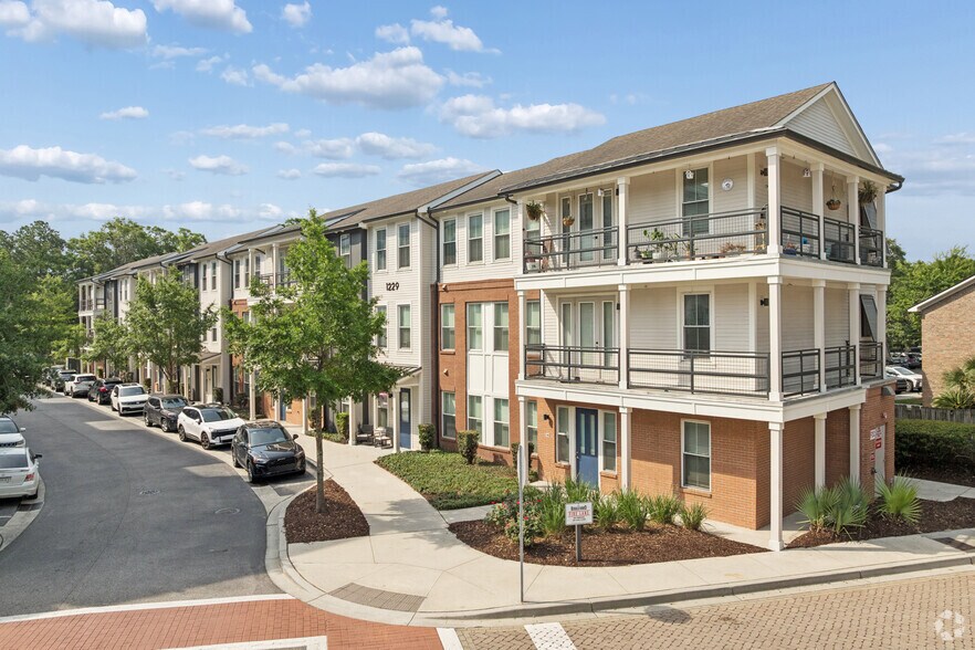 More Photos Of 725-735 Coleman Blvd, Mount Pleasant Apartments For Lease