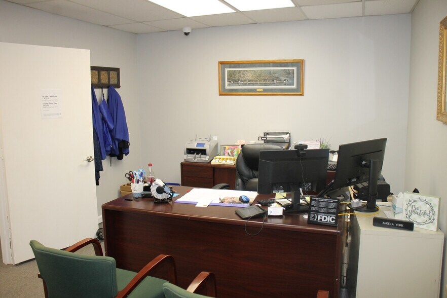 More Photos Of 135 College St, Gallatin Bank For Lease