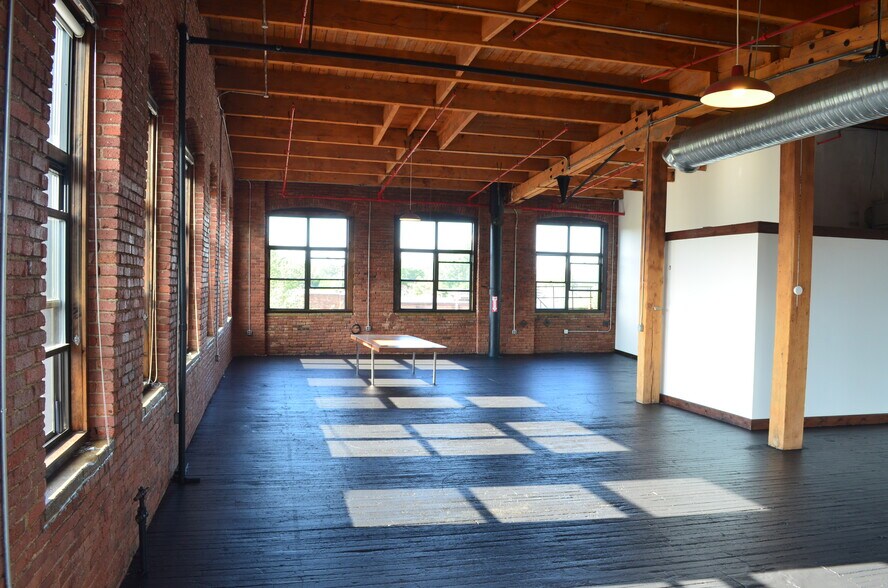 More Photos Of 3143 W 33rd St, Cleveland Loft Creative Space For Lease