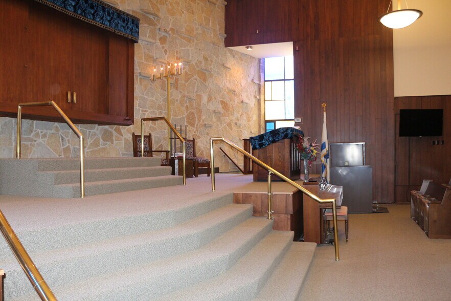 More Photos Of 1140 Governor St, Springfield Religious Facility For Sale