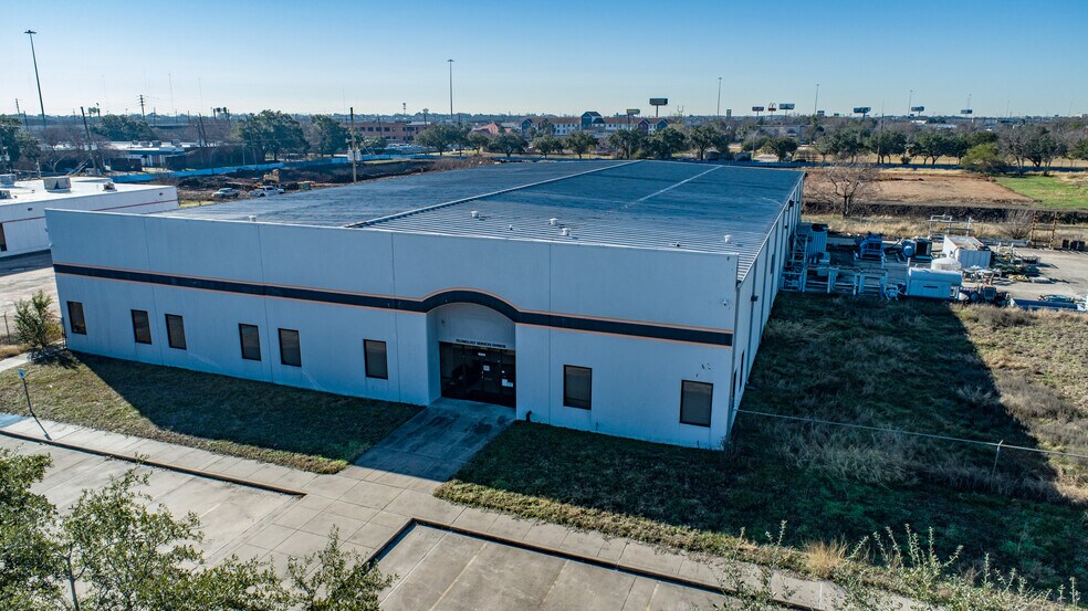 More Photos Of 10511 Fallstone Rd, Houston Warehouse For Lease