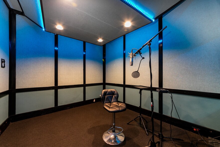 More Photos Of 6900 Melrose Ave, Los Angeles General Retail For Lease