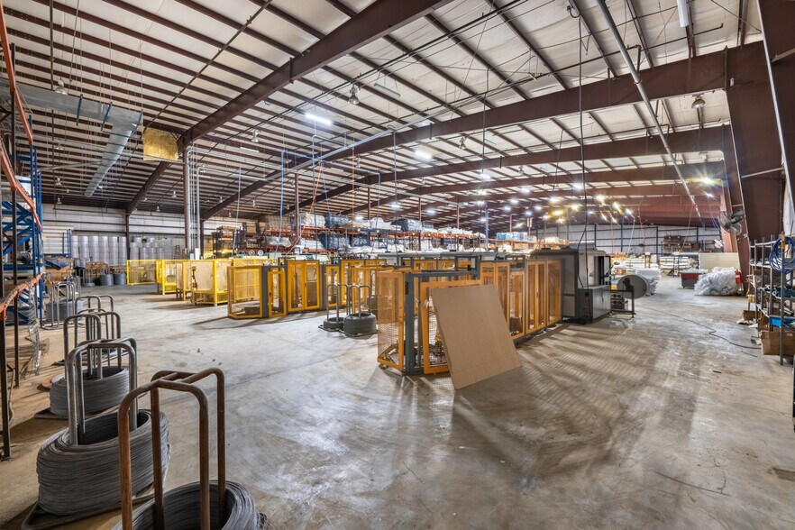 More Photos Of 541 NW Interpark Pl, Port Saint Lucie Manufacturing For Lease