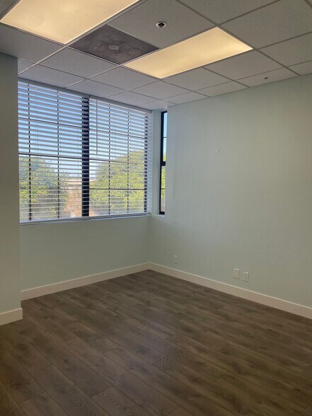 More Photos Of 1015 Chestnut Ave, Carlsbad Office For Sale