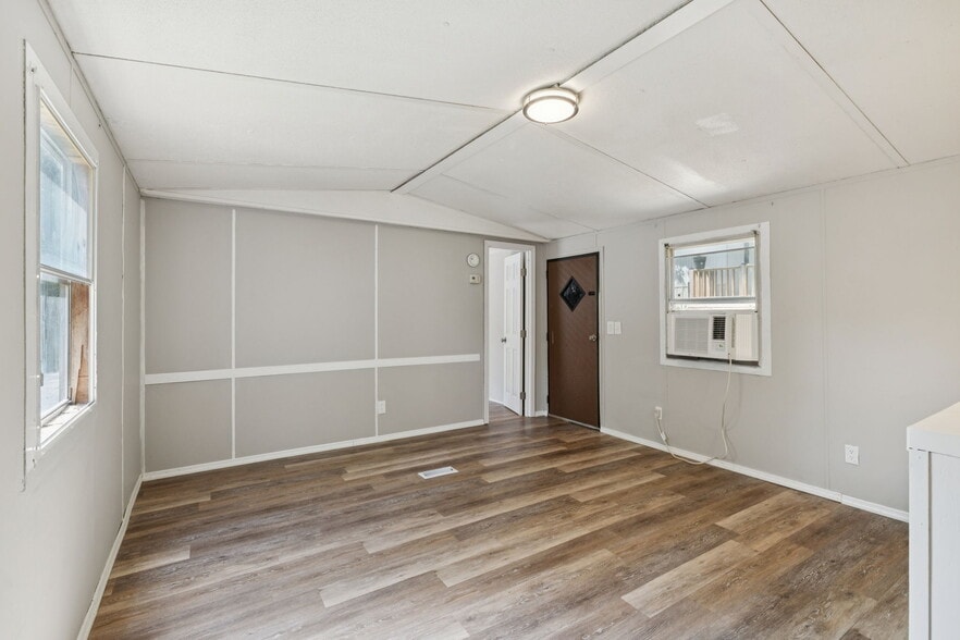 More Photos Of 9314 Beeler Ct, Bon Aqua Manufactured Housing Mobile Home Park For Sale