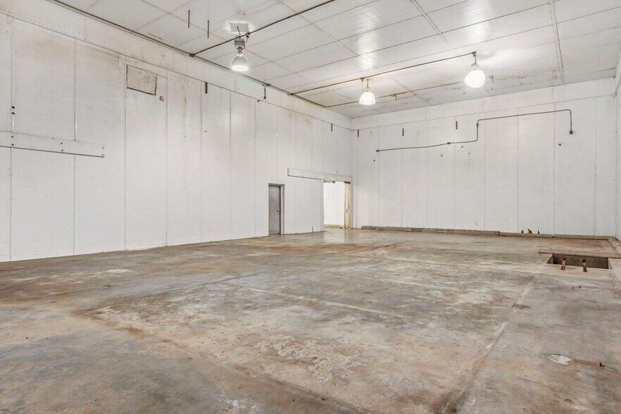 More Photos Of 306 SE Highway AA, Clinton Industrial For Sale
