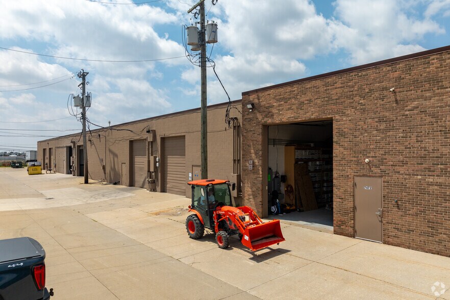 More Photos Of 7314-7515 19 Mile Rd, Sterling Heights Showroom For Lease