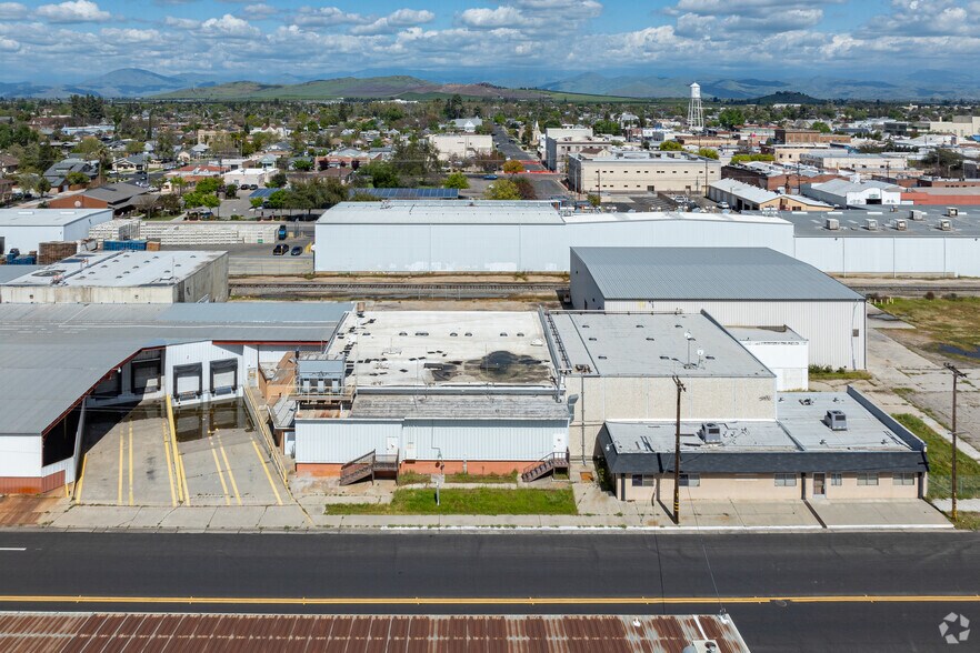 More Photos Of 200 N Uruapan Way, Dinuba Warehouse For Sale