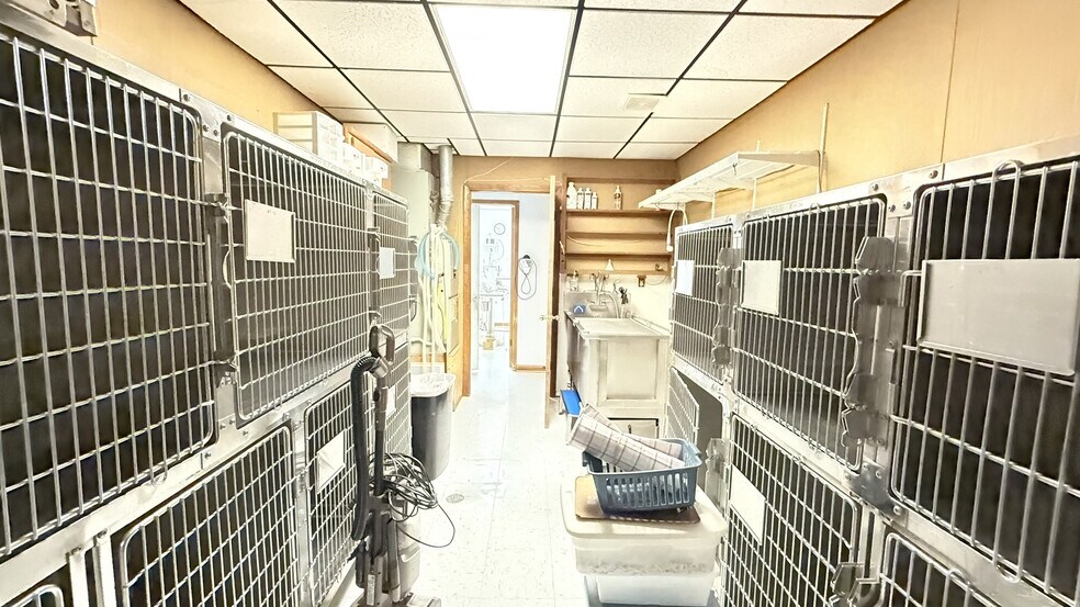 More Photos Of 369104 E Old Highway 64, Cleveland Veterinarian Kennel For Lease