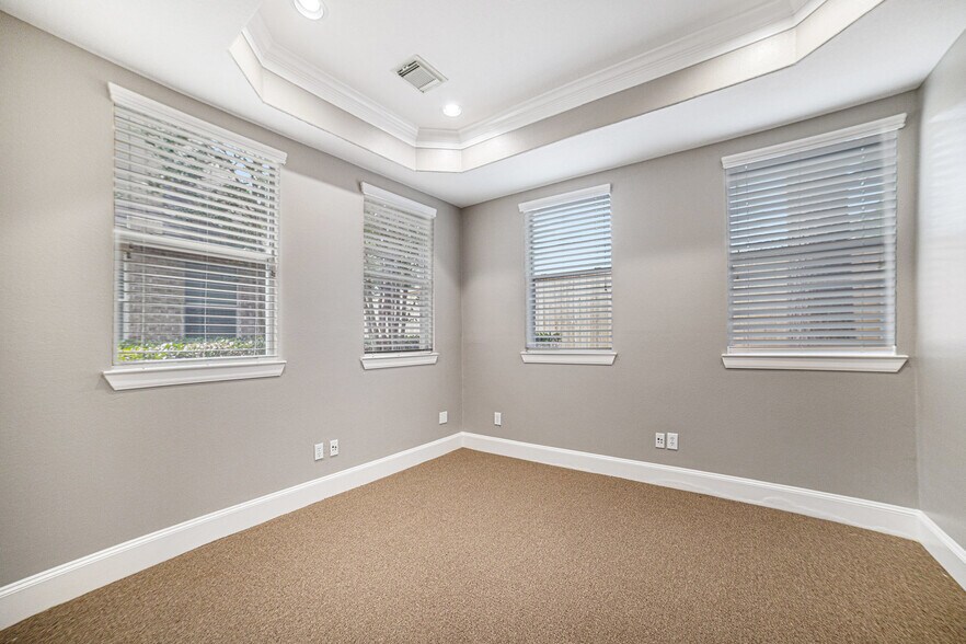 More Photos Of 25511 Budde Rd, The Woodlands Loft Creative Space For Sale
