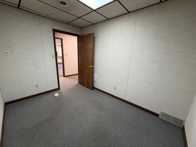 More Photos Of 305 N Mason St, Carrollton Office For Sale