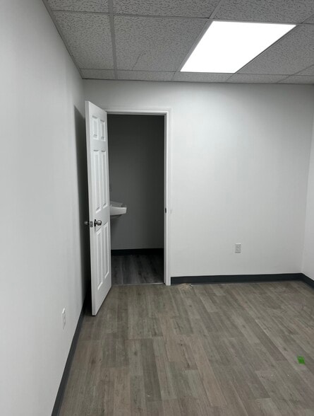 More Photos Of 6406 Stuebner Airline Rd, Houston Warehouse For Sale