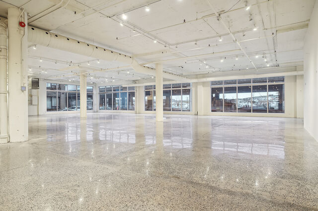 More Photos Of 4360 Ch de la Côte-de-Liesse, Mt Royal Showroom For Sale