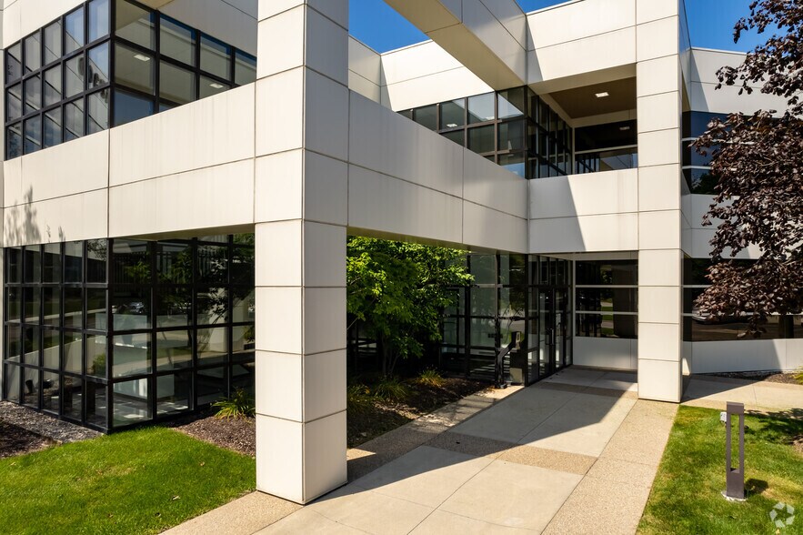 More Photos Of 32300 Northwestern Hwy, Farmington Medical For Lease