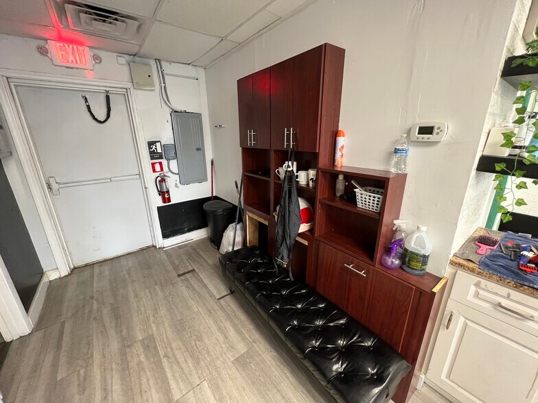 More Photos Of 5745-5759 Beney Rd, Jacksonville Unknown For Lease
