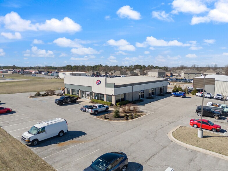 More Photos Of 2414 S 8th St, Rogers Freestanding For Lease