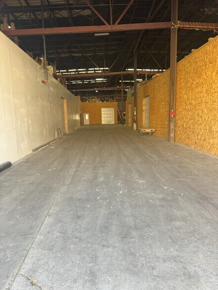 More Photos Of 1014 E Draper Pky, Draper Warehouse For Lease