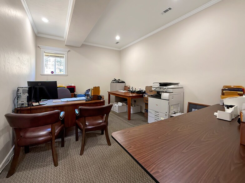 More Photos Of 624 Fleet St, Brookings Office For Sale