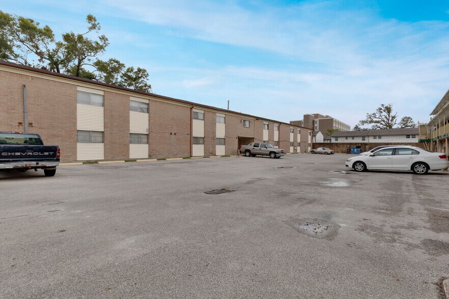 More Photos Of 3501 N Macgregor Way, Houston Apartments For Sale