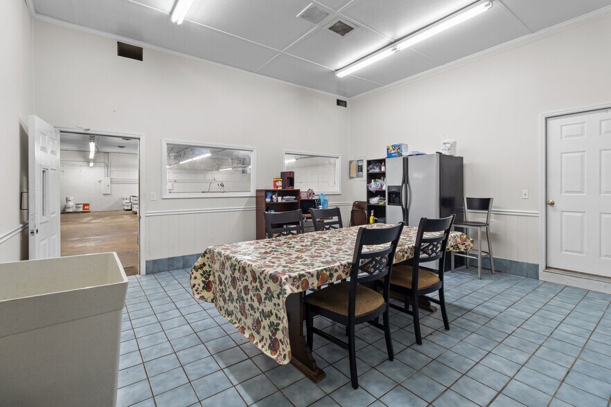 More Photos Of 704 N Central Ave, Locust Warehouse For Lease