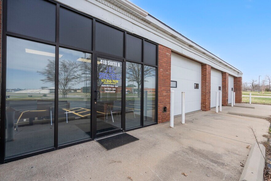 More Photos Of 418 N Old Wilderness Rd, Nixa Flex For Sale