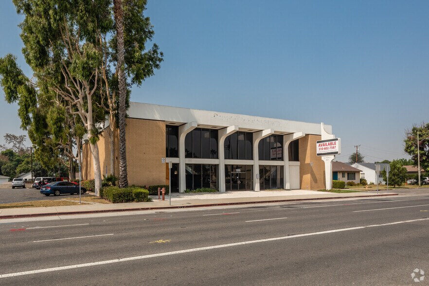 More Photos Of 2211 N Bellflower Blvd, Long Beach Freestanding For Lease