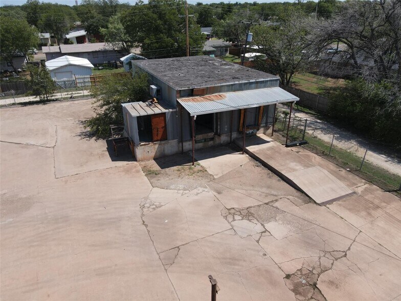 More Photos Of 309 S Pioneer Dr, Abilene Manufacturing For Sale