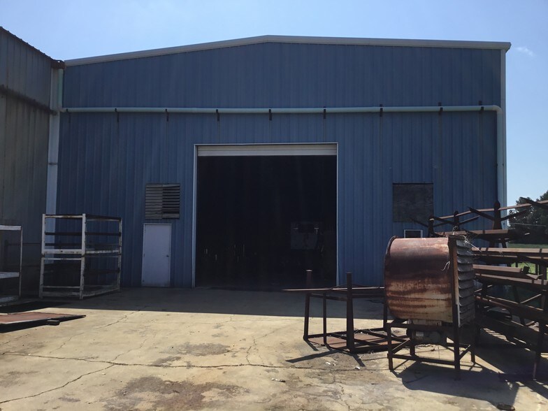 More Photos Of 1462 FM 2199, Marshall Warehouse For Lease