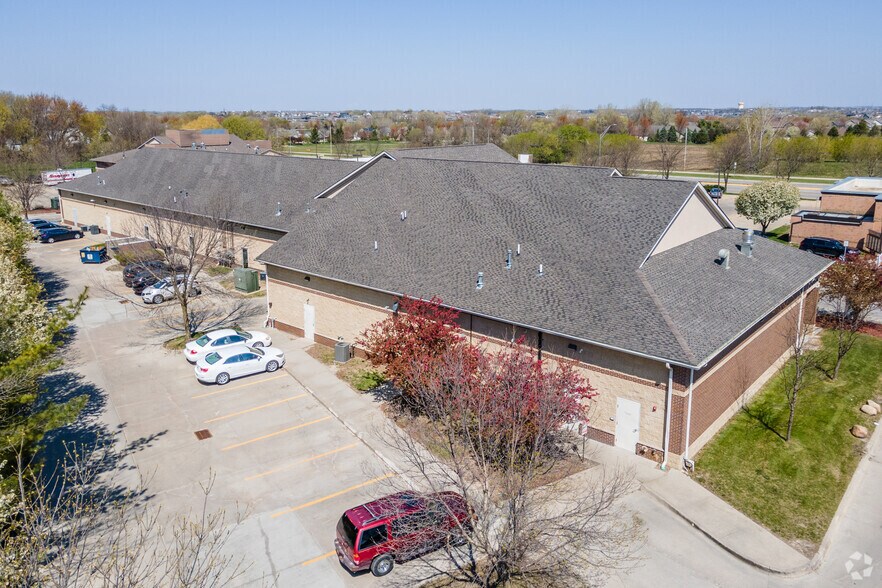 More Photos Of 15920 Hickman Rd, Clive Storefront Retail Office For Lease