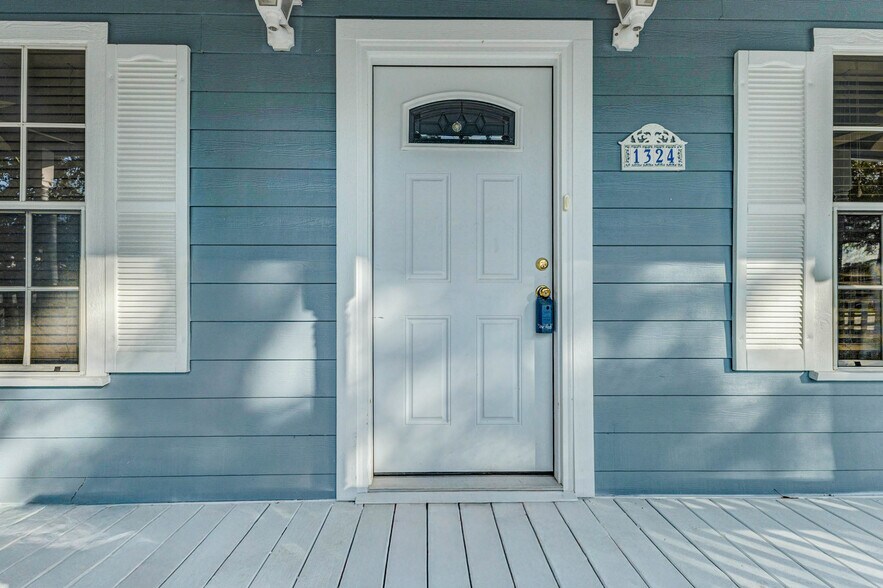 More Photos Of 1324 Avenue D, Katy Medical For Sale