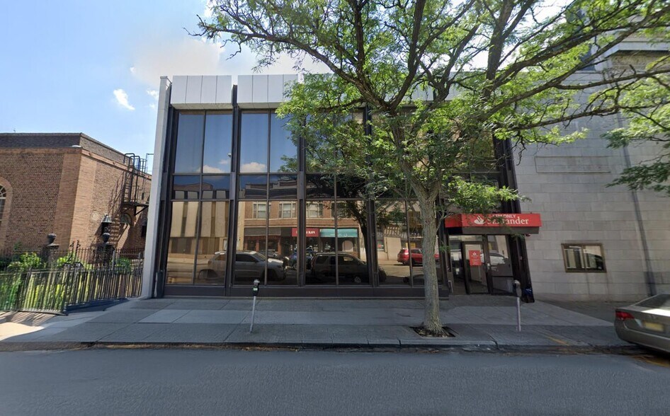 More Photos Of 210 Smith St, Perth Amboy Bank For Lease