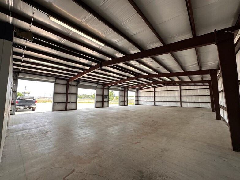 More Photos Of 512 Hartman Rd, Victoria Warehouse For Lease