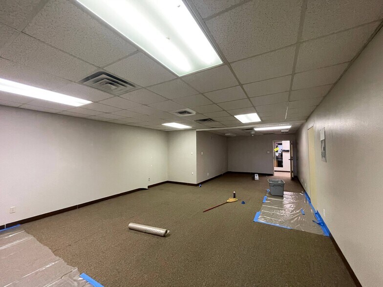 More Photos Of 1305 S Key Ave, Lampasas Office For Sale